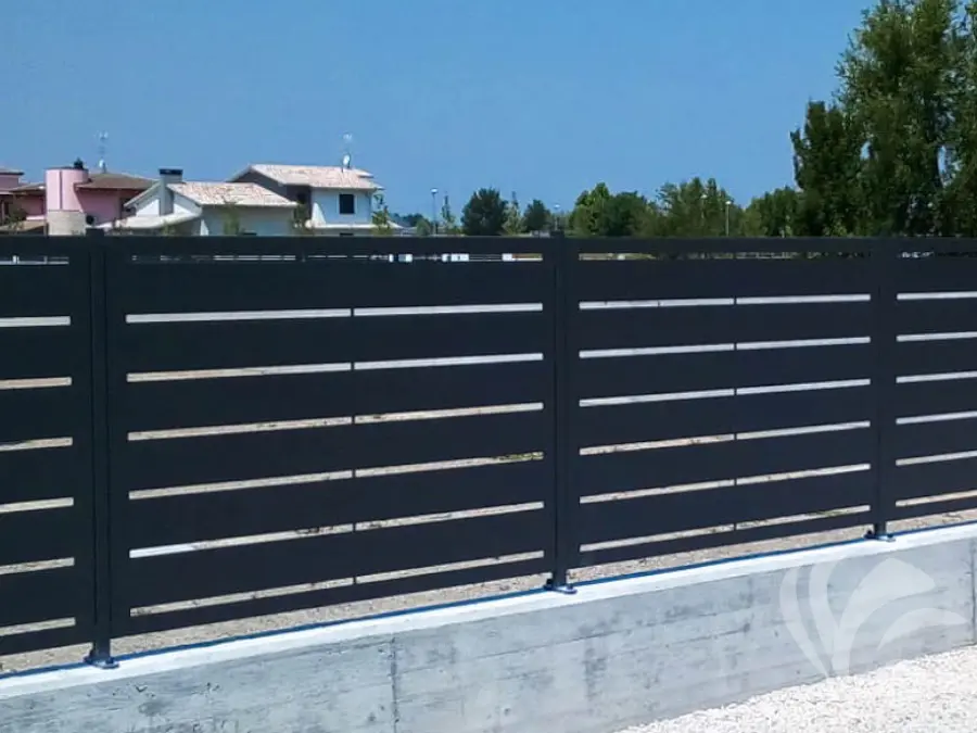 PANNELLO MODULARE PER RECINZIONE IN LAMIERA MODERNA