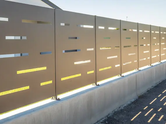 recinzione in pannelli modulari - PANNELLO MODULARE PER RECINZIONE IN LAMIERA MODERNA